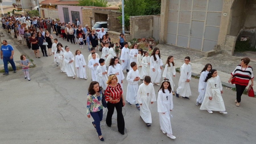 Raddusa, la comunità cattolica della parrocchia Immacolata Concezione ha celebrato la Festa del Corpus Domini